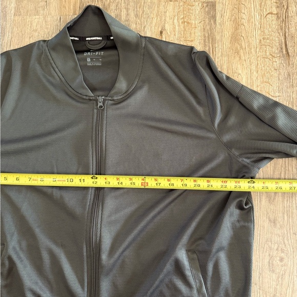 Nike • Dri Fit Basketball Jacket - Picture 8 of 9